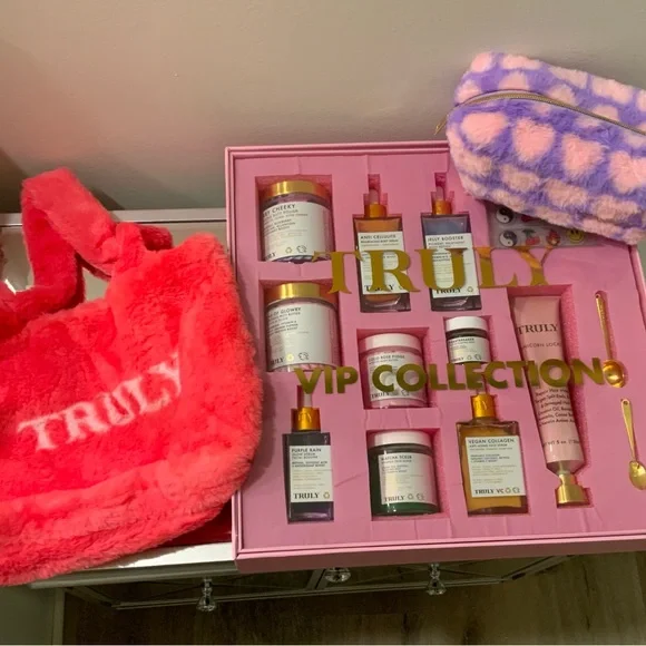 Truly VIP Collection beauty bundle with two free bags - Picture 6 of 11